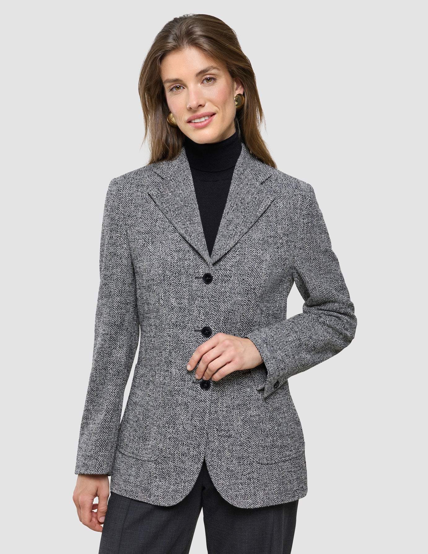 Ashryn Blazer i Domino Herringbone, helfigur med sort rullekrave synlig under.